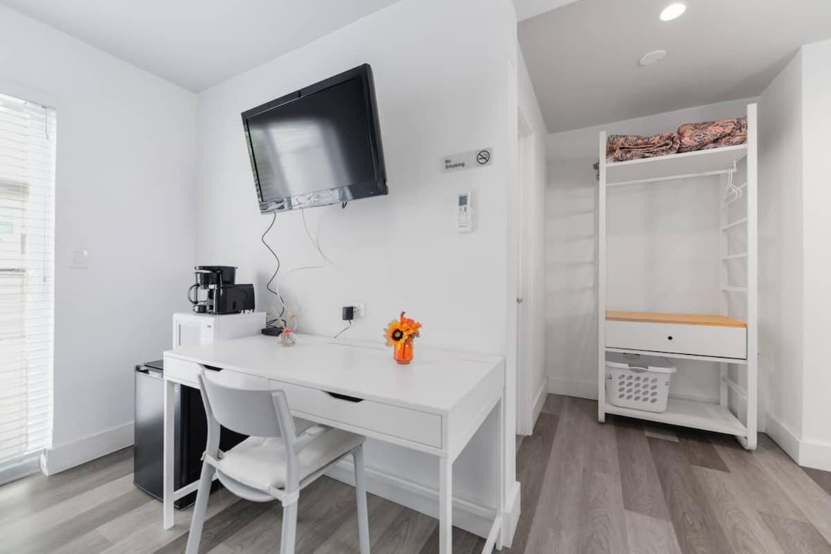 Cozy 1 Bedroom With Pool Steps From The Beach #47 Hollywood Buitenkant foto